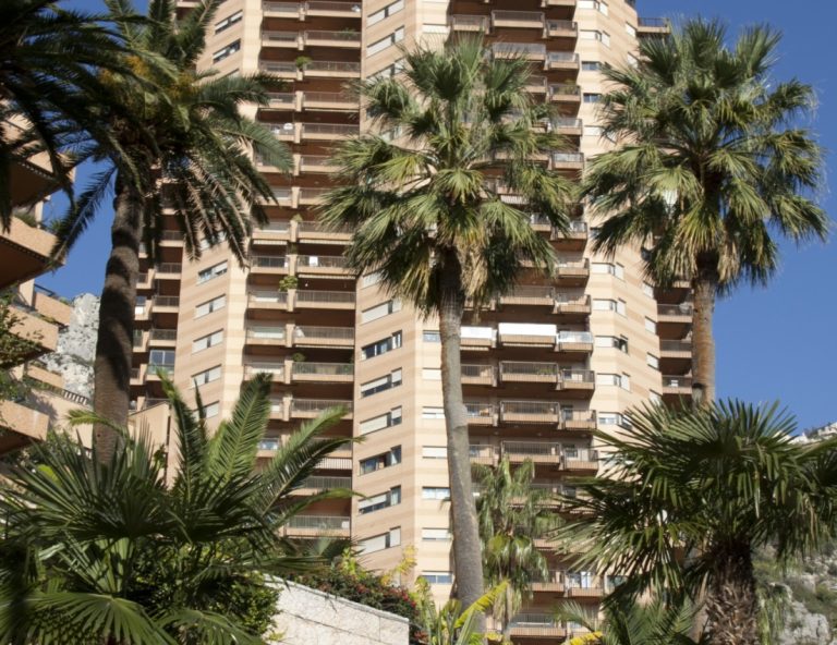 Located in the prestigious Parc Saint Roman reside..