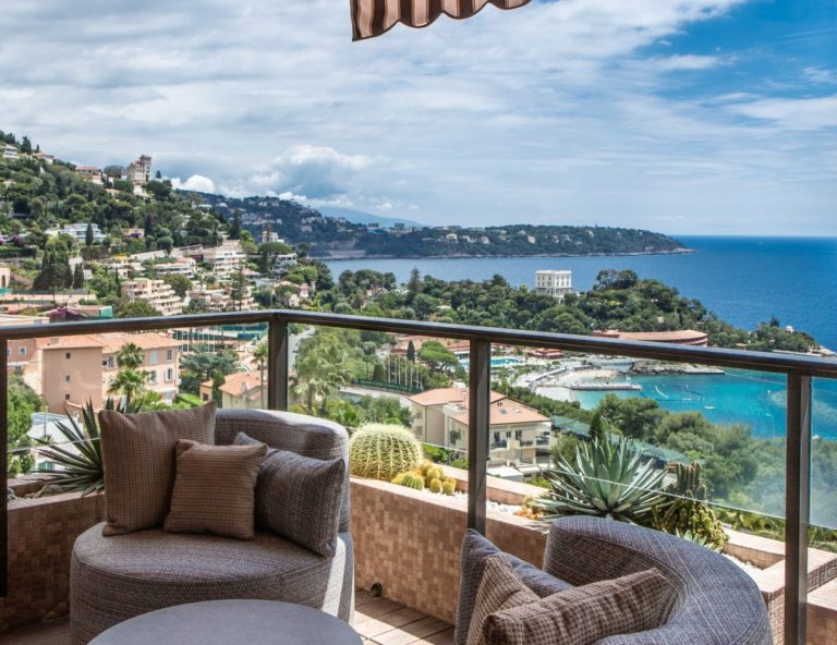 Located in the prestigious Terrasses du Parc Saint..