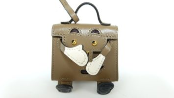 Hermès Kelly Doll Bag Charm – Iconic & Playful Lux..