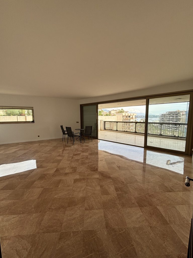 FOR SALE – SUPERB 3-ROOM APARTMENT IN GOLDEN SQUAR..