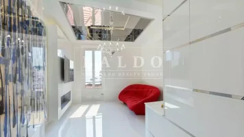 RENOVATED DUPLEX WITH SEA VIEW NEAR METROPOLE
Pric..