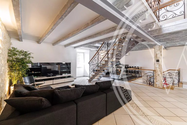 Luxurious Triplex in La Turbie: Elegant Retreat Near Monaco