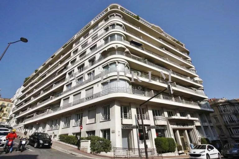 FOR SALE – SPACIOUS 3-ROOM APARTMENT TO RENOVATE –..