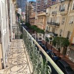 balcon-sur-rue-1717158562