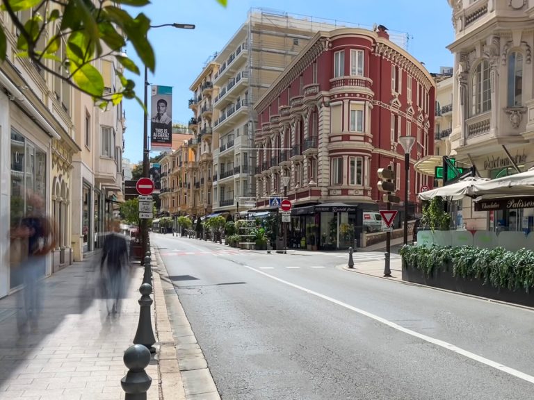 FOR SALE – COMMERCIAL PREMISES ON BOULEVARD DES MO..