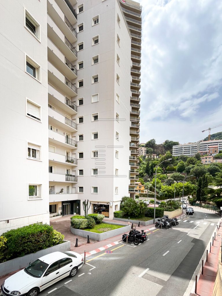 FOR SALE – RENOVATED OFFICE WITH RENTAL YIELD IN L..