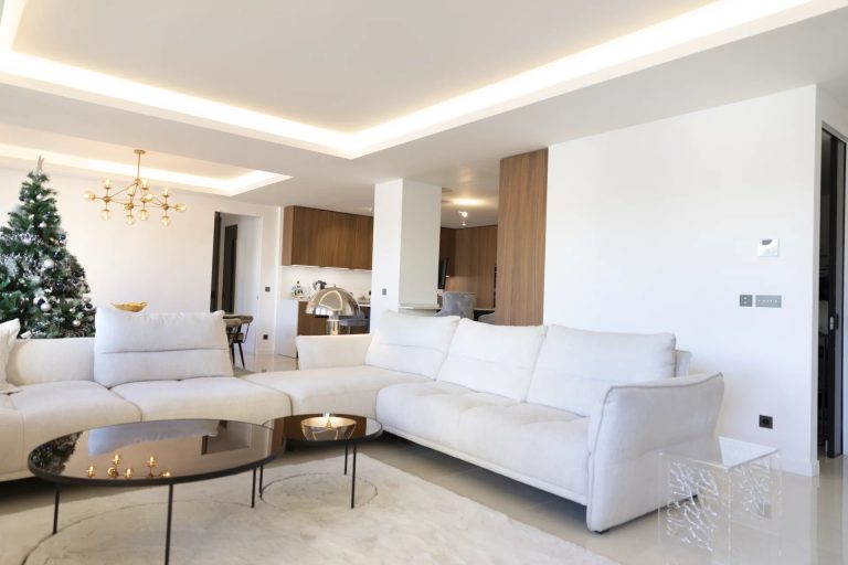 For Sale – PALAIS HERACLES, Port – Renovated 5-Roo..