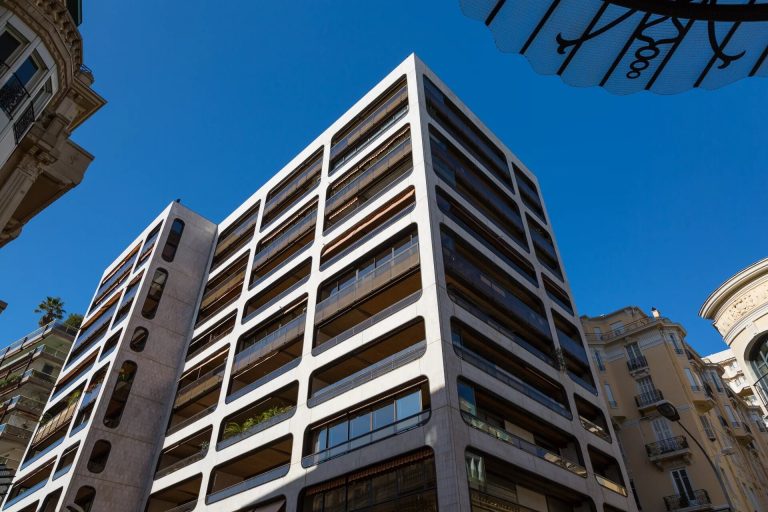 FOR SALE – MONTAIGNE B/C, CARRÉ D’OR, Renovated Mi..
