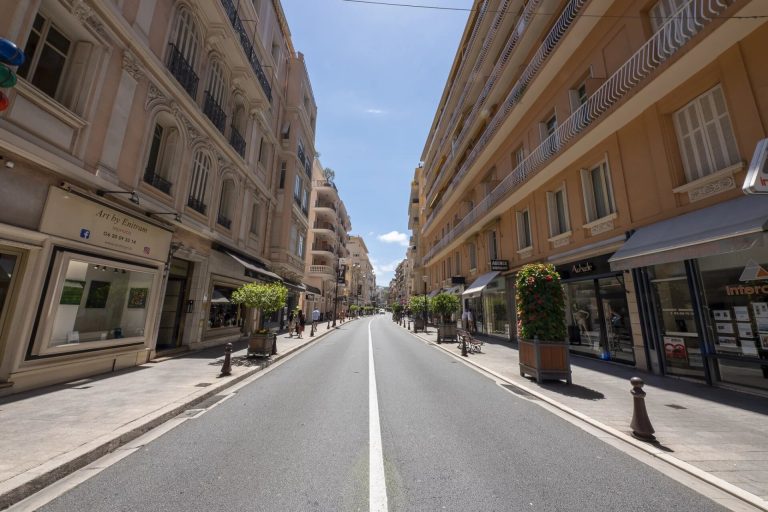 FOR SALE – BUSINESS FUND ON BOULEVARD DES MOULINS,..