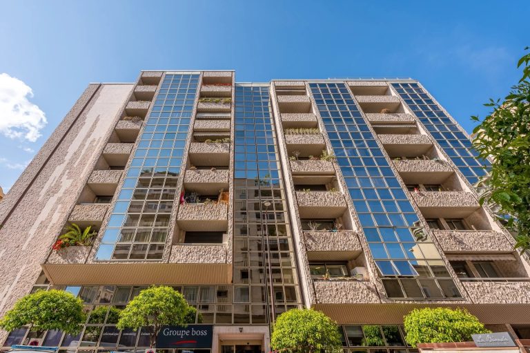 FOR SALE – 5-ROOM MIXED-USE UNIT IN THE HEART OF C..
