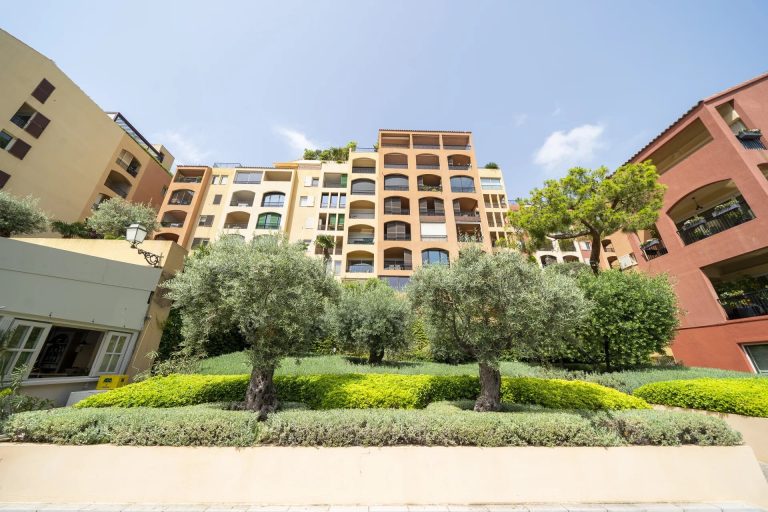 FOR SALE – ADMINISTRATIVE OFFICES WITH GARDEN VIEW..