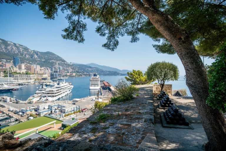 FOR SALE – MONACO-VILLE, 3-Room Apartment to Renov..