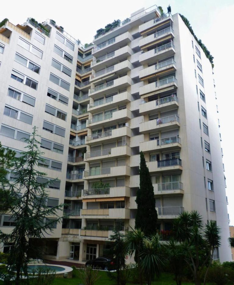 CHÂTEAU D’AZUR – STUDIO WITH MIXED USE
Price: €1,2..