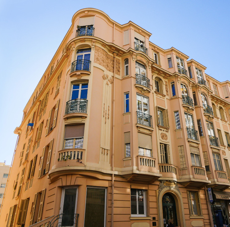 FOR SALE – Bright 3-Room Apartment in Palais Belvé..