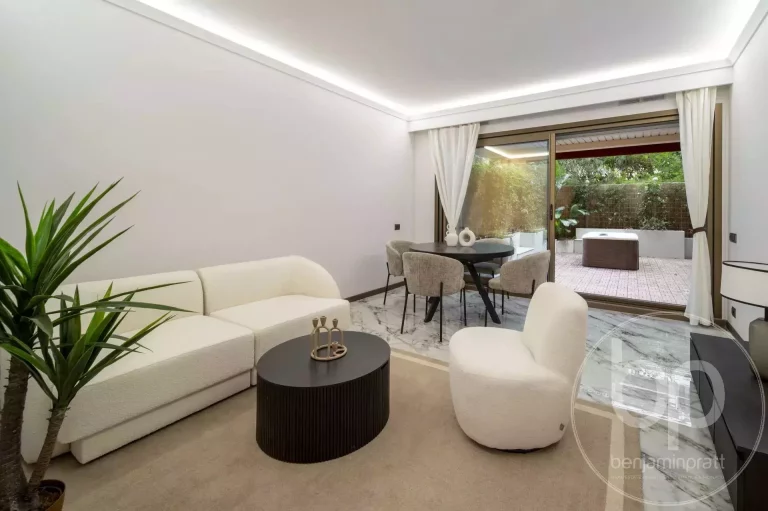 LE MIRABEL – ELEGANT GARDEN-LEVEL 1-BEDROOM IN CAR..