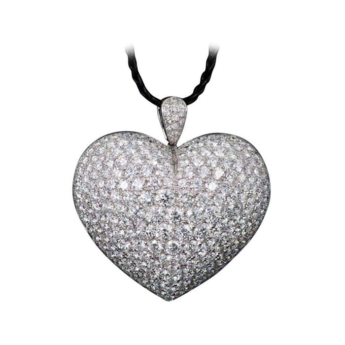 Diamond Heart Pendant

Price: €18,000

A radiant e..