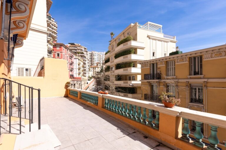 FOR SALE – Spacious 5-Room Apartment with Terrace
..
