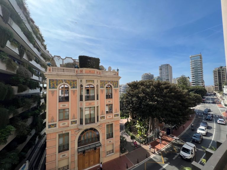 FOR SALE – Offices in the Heart of the Golden Squa..