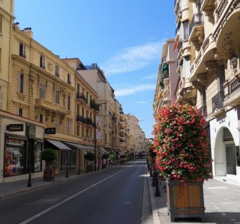FOR SALE – Commercial Boutique on Boulevard des Mo..