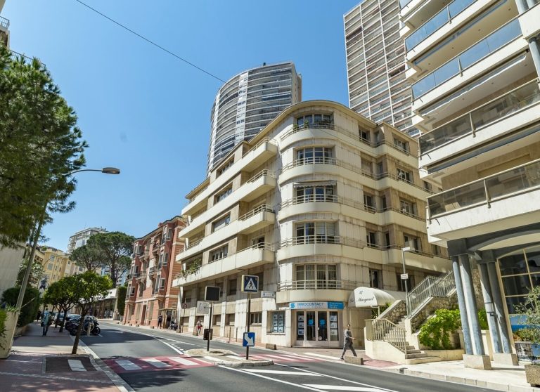 FOR SALE – Office Walls / Mixed-Use Apartment in L..