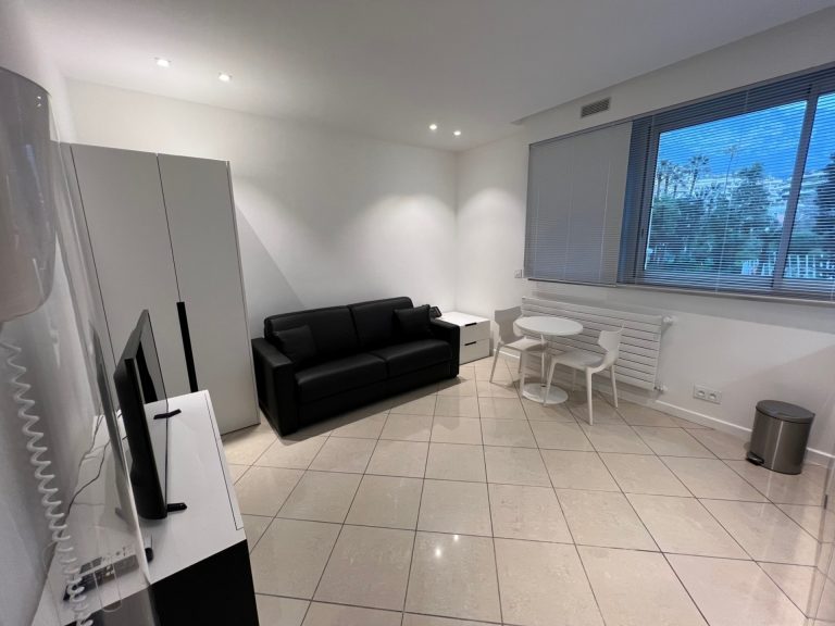 FOR SALE – Studio in the Golden Square
Location: S..