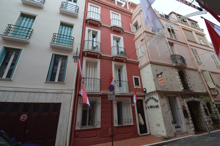 FOR SALE – Renovation Opportunity: 3-Room Apartmen..