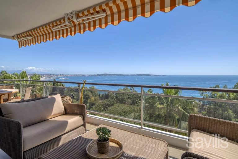 A superb apartment with panoramic sea views