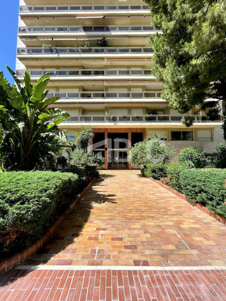 FOR SALE – SPACIOUS 3/4 ROOM APARTMENT WITH TERRAC..