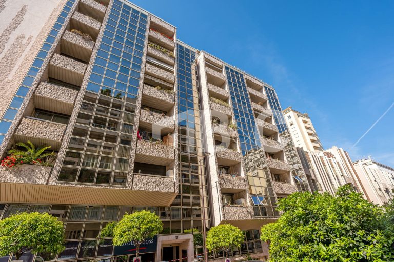 FOR SALE – MIXED-USE APARTMENT WITH RENOVATION POT..