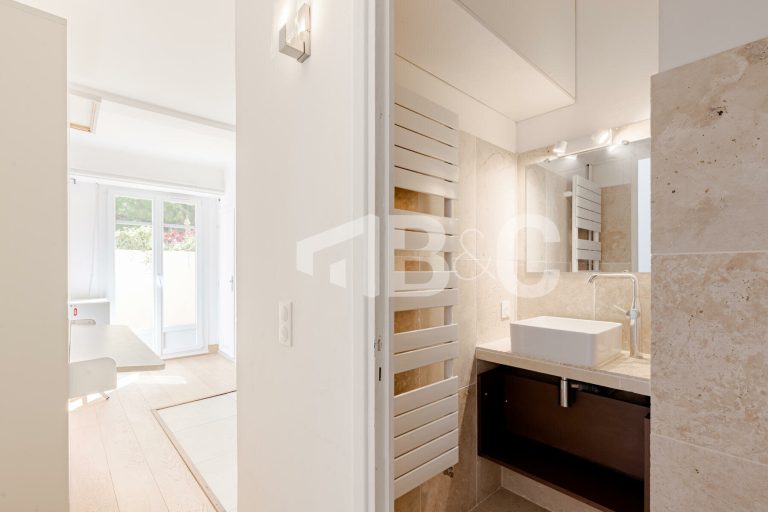 FOR SALE – CHARMING MIXED-USE STUDIO – GRANDE BRET..