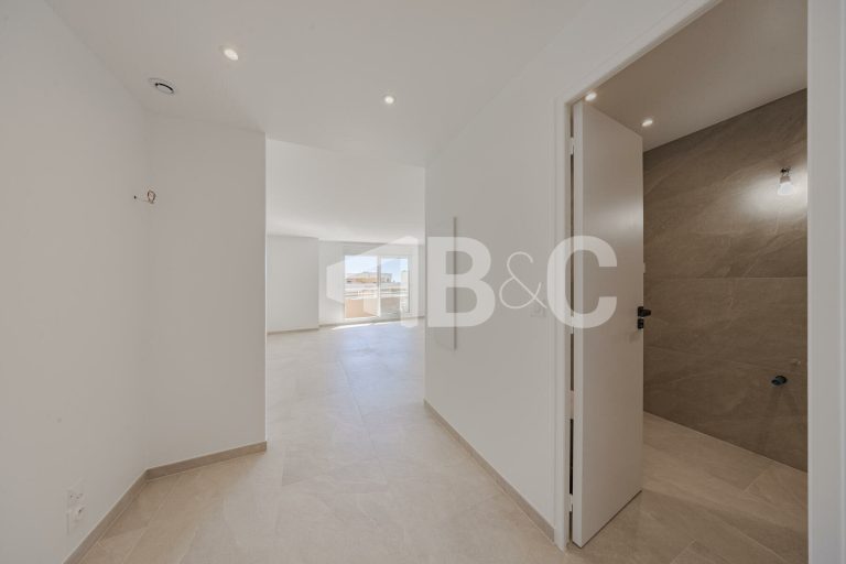 FOR SALE – LARGE RENOVATED STUDIO BORDERING MONACO..