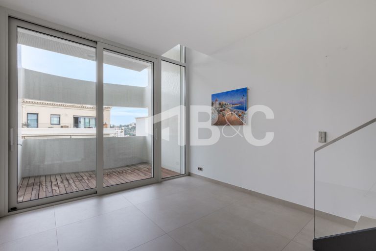 FOR SALE – Modern Duplex with Views over the Princ..