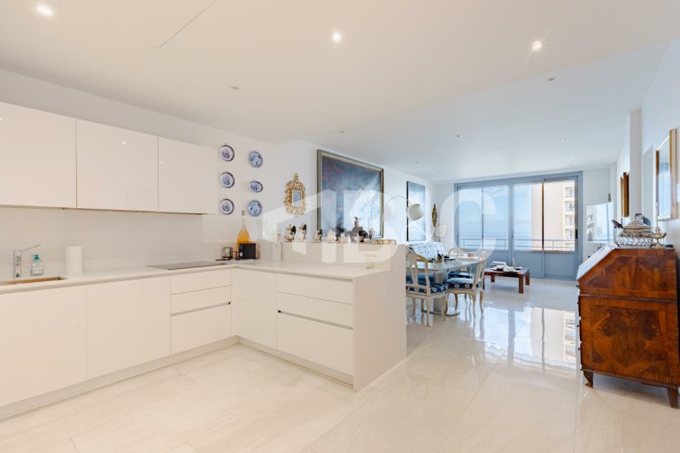 FOR SALE – CENTRAL 3-ROOM APARTMENT WITH SEA VIEW
..
