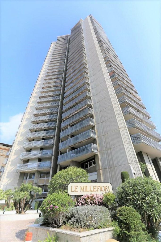 FOR SALE – EXCLUSIVE PARKING – LE MILLEFIORI, MONT..