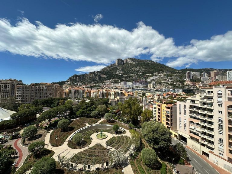 FOR SALE – ELEGANT 2-ROOM APARTMENT WITH ROSE GARD..
