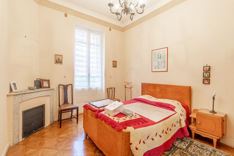 FOR SALE – 4-Room Apartment to Renovate – Boulevar..