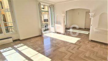 FOR SALE – SPACIOUS 3-BEDROOM BOURGEOIS APARTMENT
..