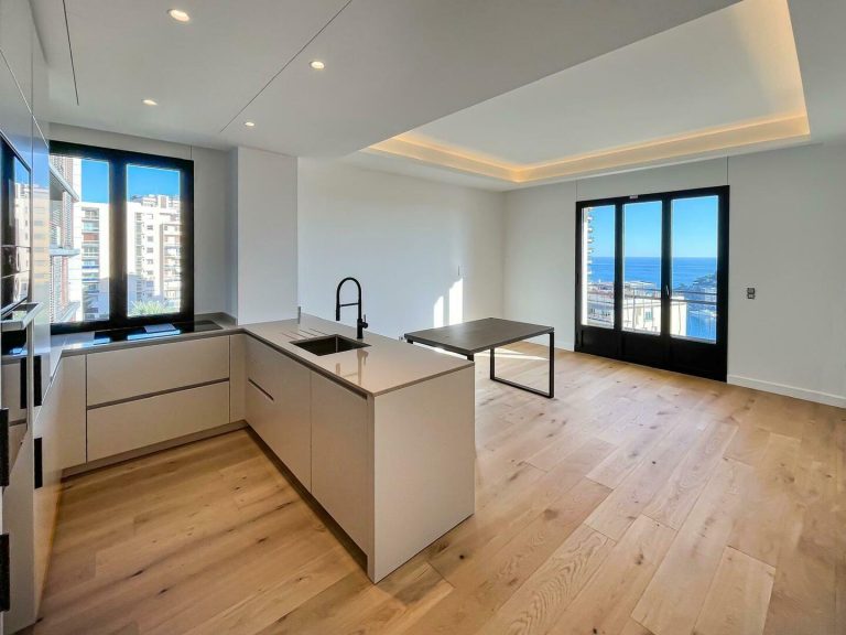 FOR SALE – Renovated 3-Room Apartment with Sea Vie..