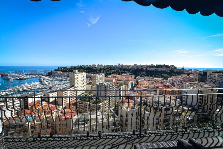 FOR SALE – ELEGANT 3-BEDROOM FAMILY APARTMENT – LE..