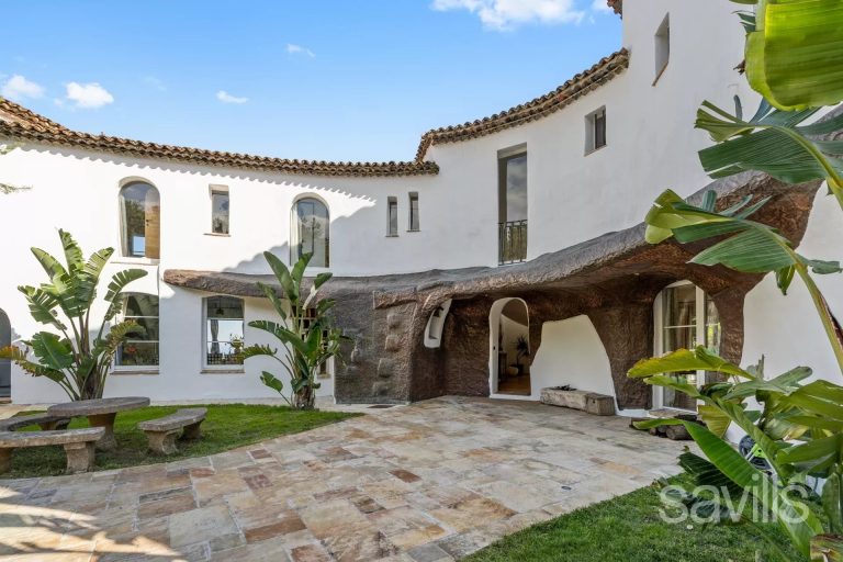 Sumptuous property ideally located to the village