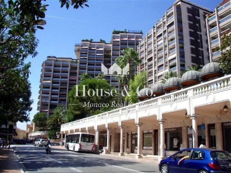 Freehold Commercial Premises – Golden SquarePrice..