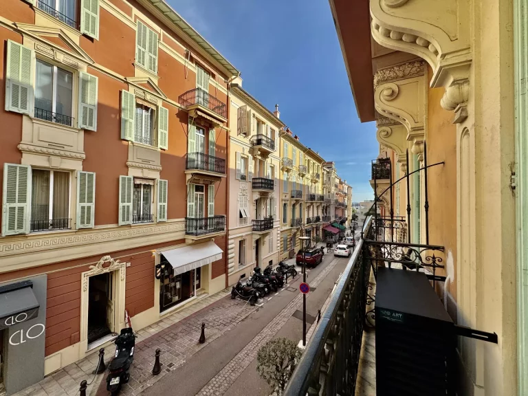 FOR RENT – Fully Renovated 2-Bedroom Apartment
La ..