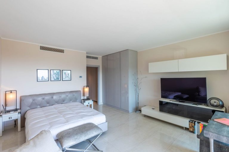 For Sale – Studio Apartment in Floralies, Monaco
P..