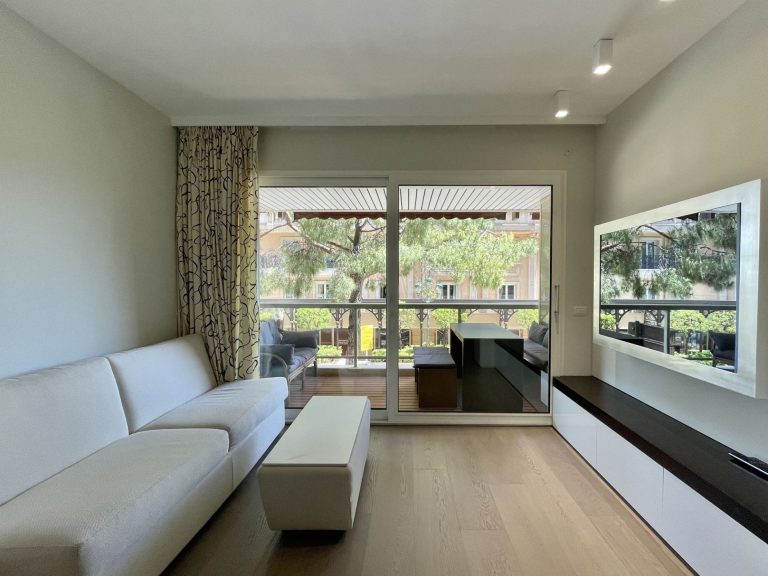 For Sale – Studio Apartment in Floralies, Carré d’..