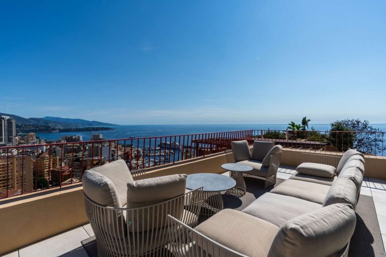 For Sale – Penthouse with Rooftop Terrace and Priv..