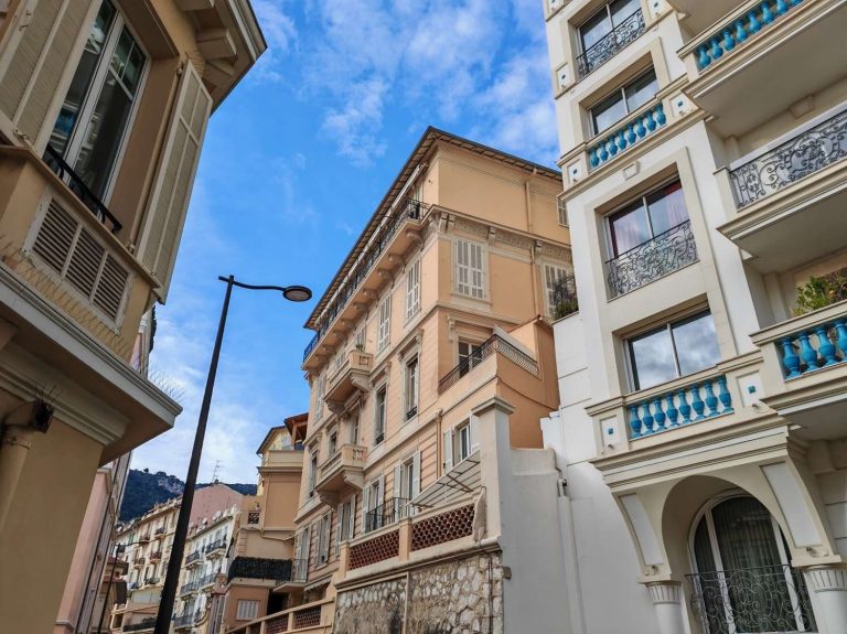 For Sale – 2-Room Apartment, Villa Hollandia, Mont..