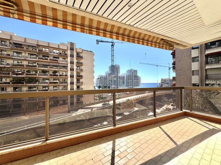For Sale – 4-Room Apartment in Les Acanthes, Carré..