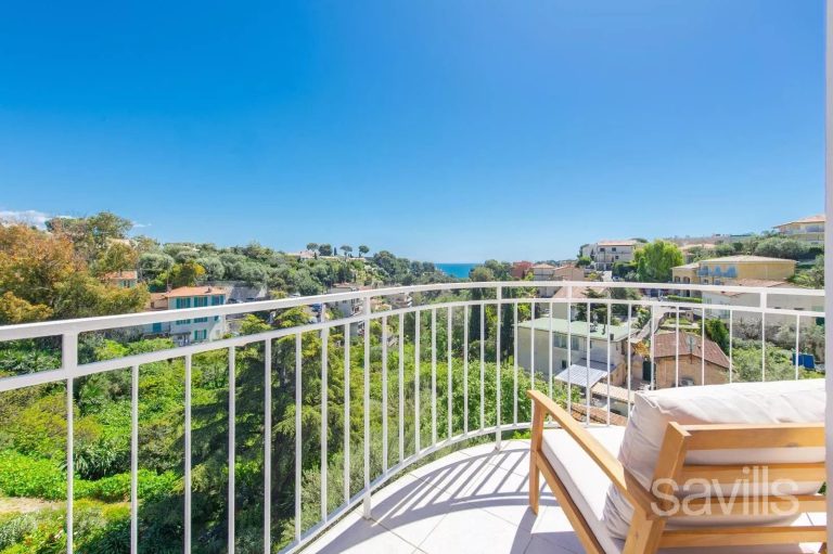 Top floor 2 bedroom apartment