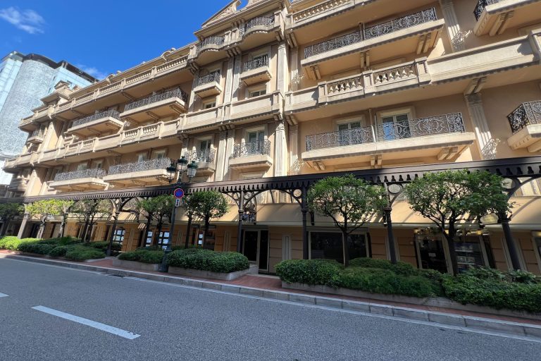 FOR RENT – Commercial Space with Dual Window Displ..