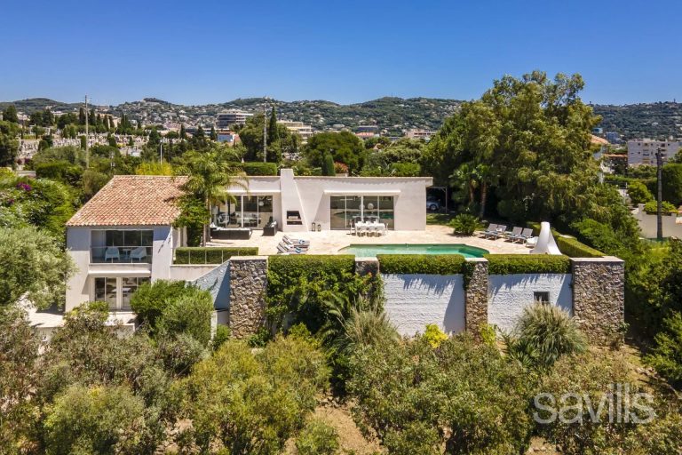 Stunning villa with panoramic sea views